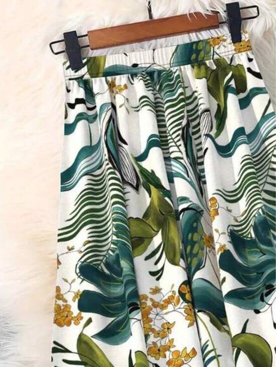 Women's Casual Ditsy Floral Skirt, Spring/Summer Vacation - Picture 2 of 3